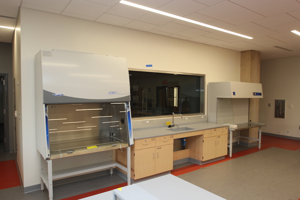 A lab in 첥's new Center for Life Sciences